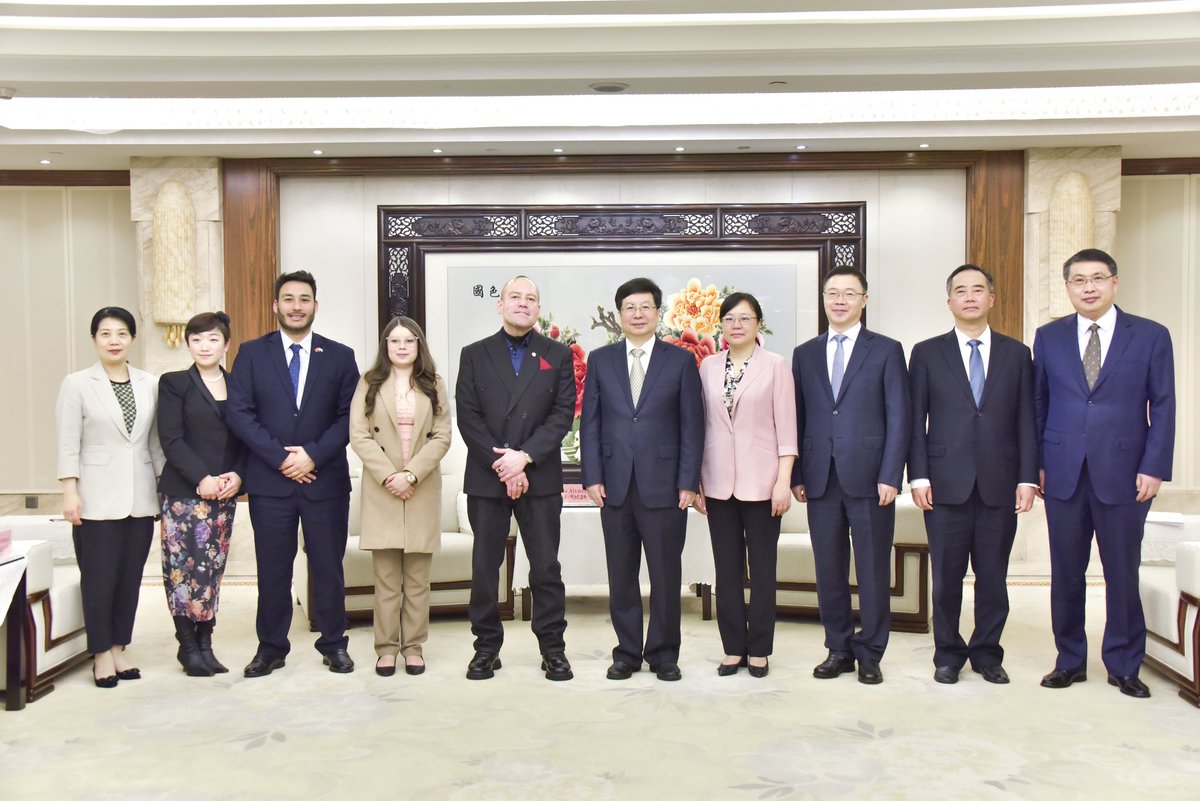 Ayer me reuní con el Alcalde de Chongching Honorable Sr. Hu Henghua y altas autoridades de Gobierno de la Ciudad. Hablamos de nuestras relaciones bilaterales, de intercambio comercial, de cooperación cultural y académica así como de inversiones. Sin dudas, una fructífera reunión.