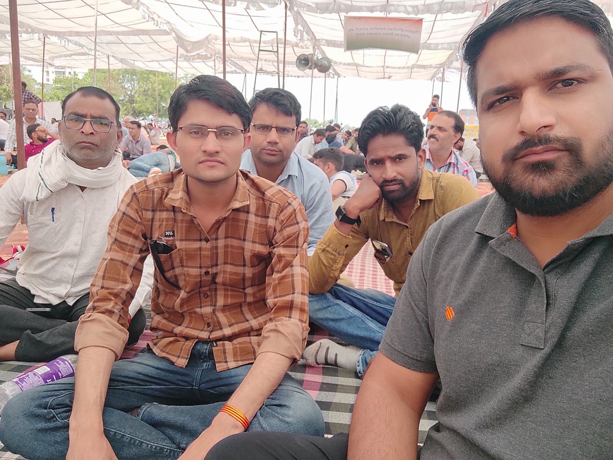 siyaramjat_'s tweet photo. Going to jaipur mahapadav
माननीय जननायक महोदय जी मंत्रालयिक कर्मचारियों के द्वारा जयपुर में महापड़ाव डाले हुए आज 14 दिन हो गया है पर जननायक @ashokgehlot51 जी के द्वारा हमारी वाजिब मांगो पर अभी तक संज्ञान नही लिया गया है
जल्द ही मांगो पर संज्ञान लेकर राहत दे।
#मंत्रालयिक_महापड़ाव https://t.co/VHn62KtoaI