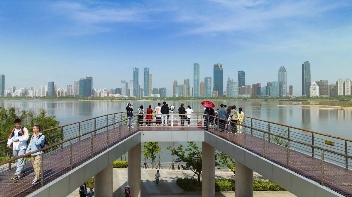 Nanchang_China's tweet photo. In Xinzhou Cultural Square, Donghu District, Nanchang City, many tourists boarded the Linjiang viewing platform to enjoy the city scenery on both sides of the river.
在南昌市东湖区新洲文化广场,不少游客登上临江观景台,欣赏一江两岸城市风光。
#Nanchang #trabel #vacation #scenery https://t.co/ZLGICH3YHU