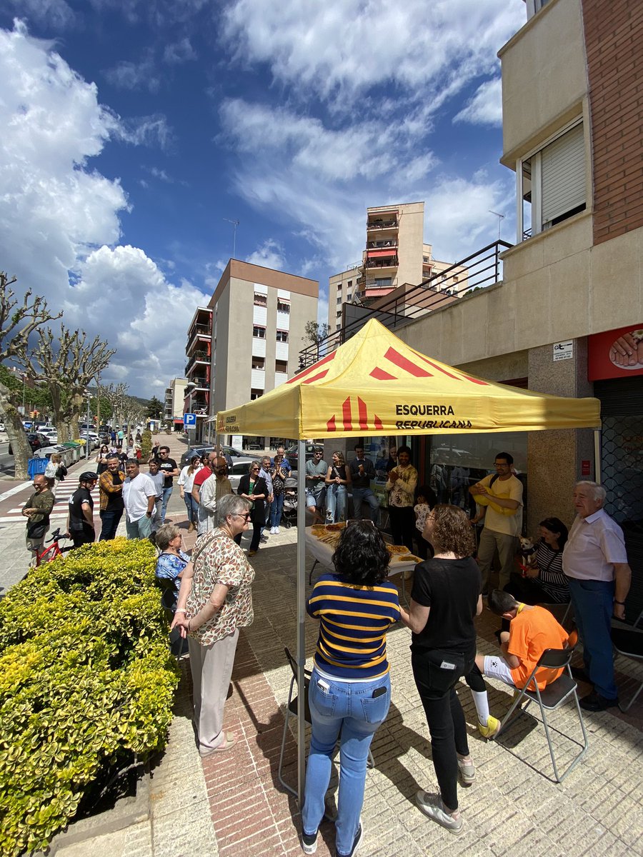 ERCArenysdeMar's tweet photo. Fent vermut de diumenge amb el veïnat, amics i amigues d’allà on alguns en diuen “extradi”. La candidatura que batega i vol seguir transformant Arenys. #arenysbatega #arenysdemar #extraradi https://t.co/MzshgwFAVG