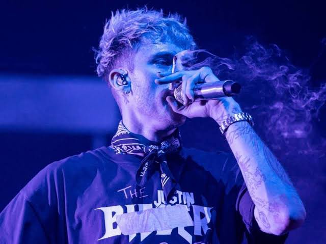 MielOreilles's tweet photo. Machine Gun Kelly, une transition quasi parfaite !

Thread : Nous allons évoquer le cas de « Machine Gun Kelly » de son vrai nom « Colson Baker » en abordant sa jeunesse difficile, ses addictions aux drogues et les débuts de son succès.

#MGK #Thread #Rap https://t.co/4Lmx3mIarA