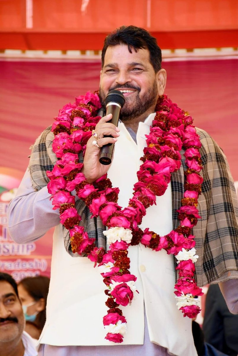 41RoyaLR4jPut's tweet photo. अगर खिलाड़ियों की मांग सिर्फ मेरा इस्तीफा है तो मैं तैयार हूं लेकिन अपराधी बनकर इस्तीफा नहीं दूंगा - बृजभूषण शरण सिंह. 

ये होता गुरुर और  स्वाभिमान जो ओहदे से बड़ा होता है ।परन्तु सस्ते लोग इसकी कीमत नहीं समझेंगे.

#ISupportBrijBhushanSingh
@b_bhushansharan https://t.co/QzK7sBT6Ft