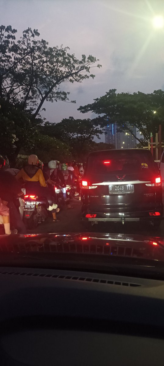 may_warkot's tweet photo. Suasana dlm ancol...antrean msh padat jalur alternatif carnival malah ditutup @ancoltmnimpian https://t.co/fAt8r7ziW0