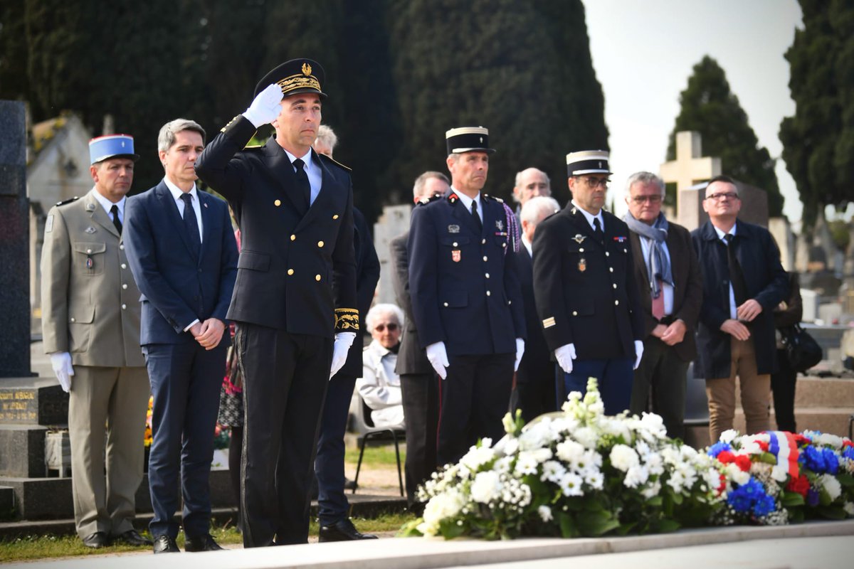 Prefet86's tweet photo. #DevoirDeMémoire 
🇫🇷 | @prefet86 et les sous-préfets de #Châtellerault et #Montmorillon ont présidé les cérémonies de la journée nationale du souvenir des victimes et des héros de la déportation, en présence des autorités civiles et militaires
🕯️N'oublions jamais https://t.co/LY2eSmWenE