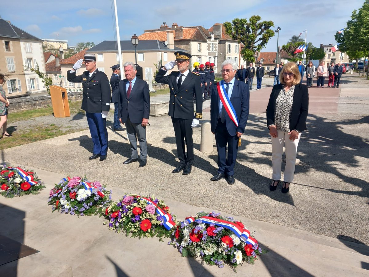Prefet86's tweet photo. #DevoirDeMémoire 
🇫🇷 | @prefet86 et les sous-préfets de #Châtellerault et #Montmorillon ont présidé les cérémonies de la journée nationale du souvenir des victimes et des héros de la déportation, en présence des autorités civiles et militaires
🕯️N'oublions jamais https://t.co/LY2eSmWenE