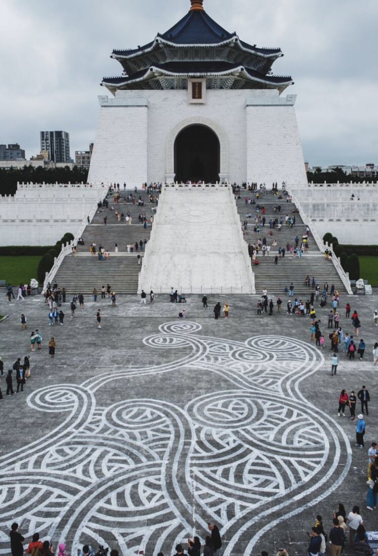 L’artiste français Jordane Saget a aujourd’hui peint le parvis de la place de la liberté à Taipei ! Merci pour le boulot <a href="/jordanesaget/">Jordane Saget</a> 🇫🇷🇹🇼