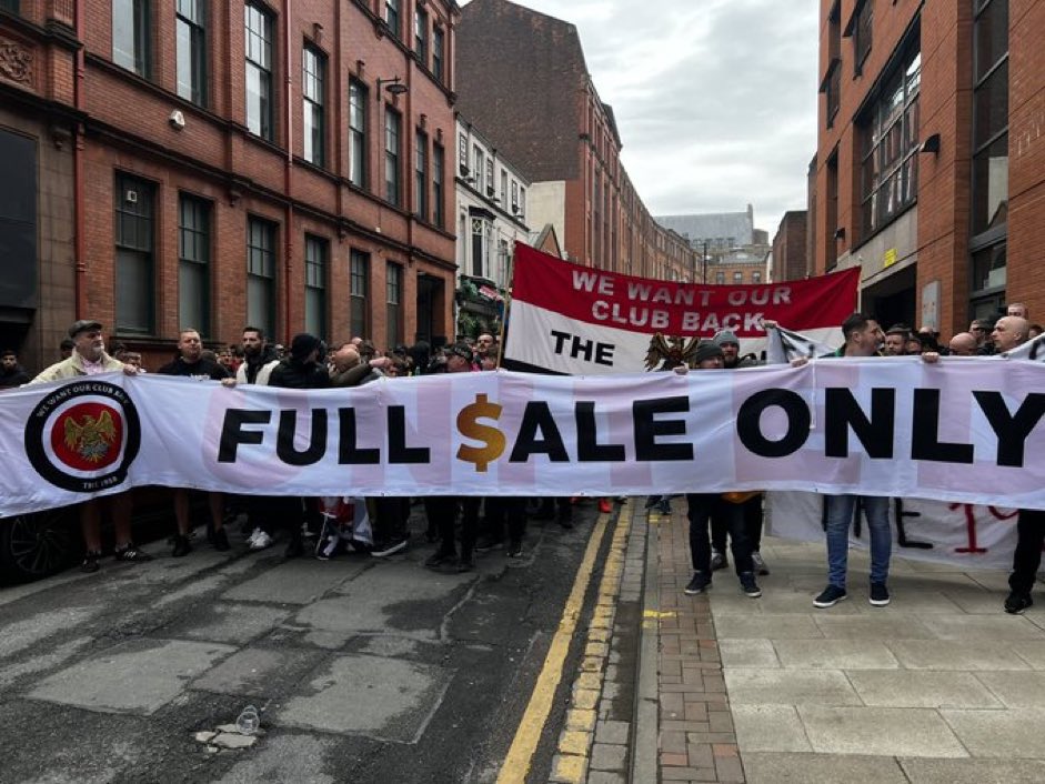 DieHardUtdFans's tweet photo. Nothing less. GET OUT!🔰 #GlazersOut #FullSaleOnly https://t.co/ZU2Z3CE6Fh