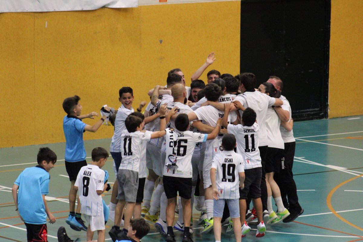 AytoRivas's tweet photo. 🥇 ¡Título de liga para el @cdrivasfutsal! El equipo ripense se proclama campeón del grupo 4 de Segunda División B. Ahora llega la fase de ascenso para tratar de volver a la categoría de plata del fútbol sala español (Segunda División). ¡Enhorabuena y a por el ascenso! https://t.co/BzbzInoDMo