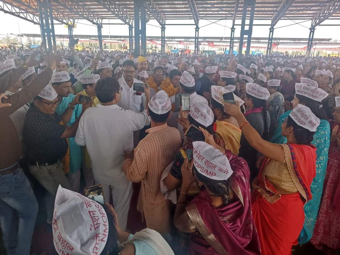 ImranSyedDanis1's tweet photo. पुरानीपेंशन का जयघोष पेंशन पुरुष विजय कुमार बन्धु द्वारा सीधे मध्य प्रदेश से जहां मेला लगा हुआ है पेंशन विहीनों का मातृशक्ति के भारी हुजूम के बीच पंडाल हुआ हाउसफुल #OPS विरोधियों की बत्ती हुई गुल..#voteforOPS 
@ravishndtv
@Aamitabh2
@ANI
@ajitanjum
@ndtvindia
@vijaykbandhu https://t.co/qGheMfPubW