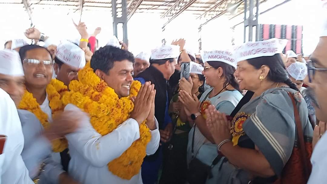 ImranSyedDanis1's tweet photo. पुरानीपेंशन का जयघोष पेंशन पुरुष विजय कुमार बन्धु द्वारा सीधे मध्य प्रदेश से जहां मेला लगा हुआ है पेंशन विहीनों का मातृशक्ति के भारी हुजूम के बीच पंडाल हुआ हाउसफुल #OPS विरोधियों की बत्ती हुई गुल..#voteforOPS 
@ravishndtv
@Aamitabh2
@ANI
@ajitanjum
@ndtvindia
@vijaykbandhu https://t.co/qGheMfPubW