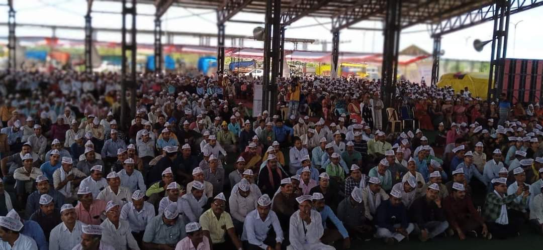 ImranSyedDanis1's tweet photo. पुरानीपेंशन का जयघोष पेंशन पुरुष विजय कुमार बन्धु द्वारा सीधे मध्य प्रदेश से जहां मेला लगा हुआ है पेंशन विहीनों का मातृशक्ति के भारी हुजूम के बीच पंडाल हुआ हाउसफुल #OPS विरोधियों की बत्ती हुई गुल..#voteforOPS 
@ravishndtv
@Aamitabh2
@ANI
@ajitanjum
@ndtvindia
@vijaykbandhu https://t.co/qGheMfPubW