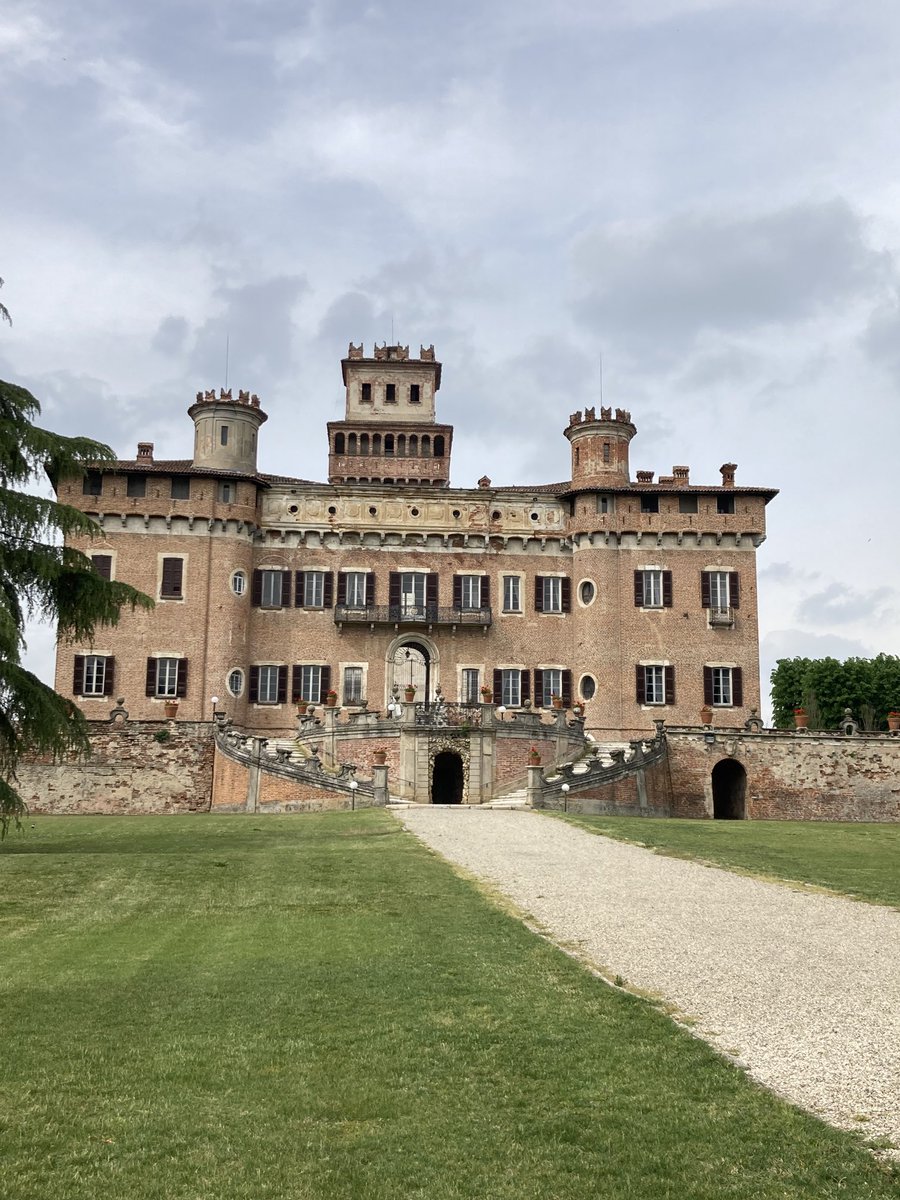 mautortorella's tweet photo. Visita al #castello di #ChignoloPo: uno dei tanti posti magnifici e misconosciuti di questo incredibile Paese https://t.co/EXoG8vBaoc