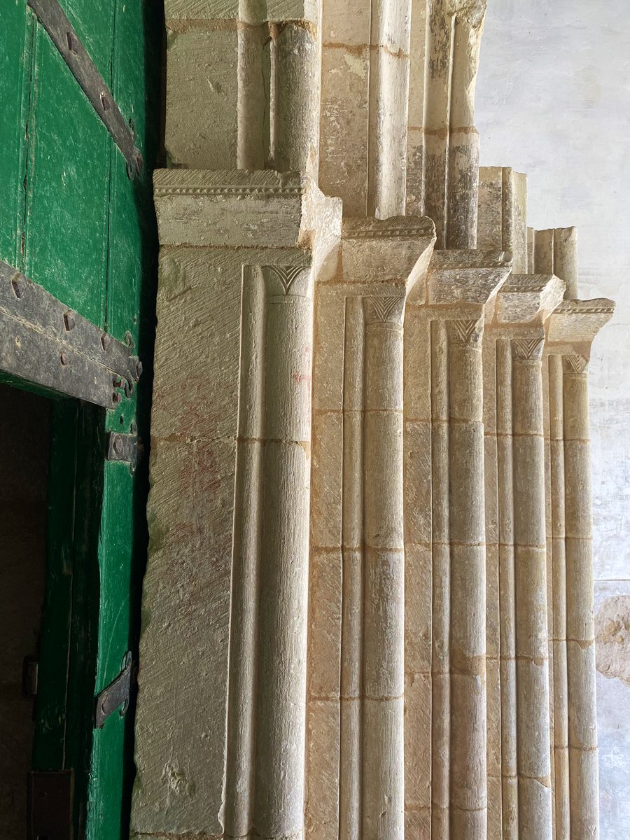AlavaMedieval's tweet photo. La iglesia de #Alaitza tiene una doble portada de los ss. XII-XIII. La que da entrada al templo tiene el característico ajedrezado jaqués y su parte superior fue destruida por la antigua casa cural. Además, podemos ver dos figuras antropomorfas: https://t.co/7FzqPAHpnI