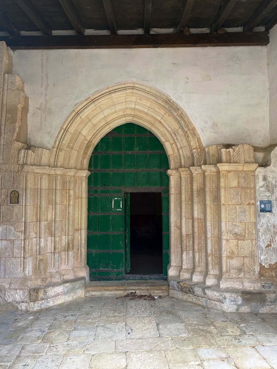AlavaMedieval's tweet photo. La iglesia de #Alaitza tiene una doble portada de los ss. XII-XIII. La que da entrada al templo tiene el característico ajedrezado jaqués y su parte superior fue destruida por la antigua casa cural. Además, podemos ver dos figuras antropomorfas: https://t.co/7FzqPAHpnI