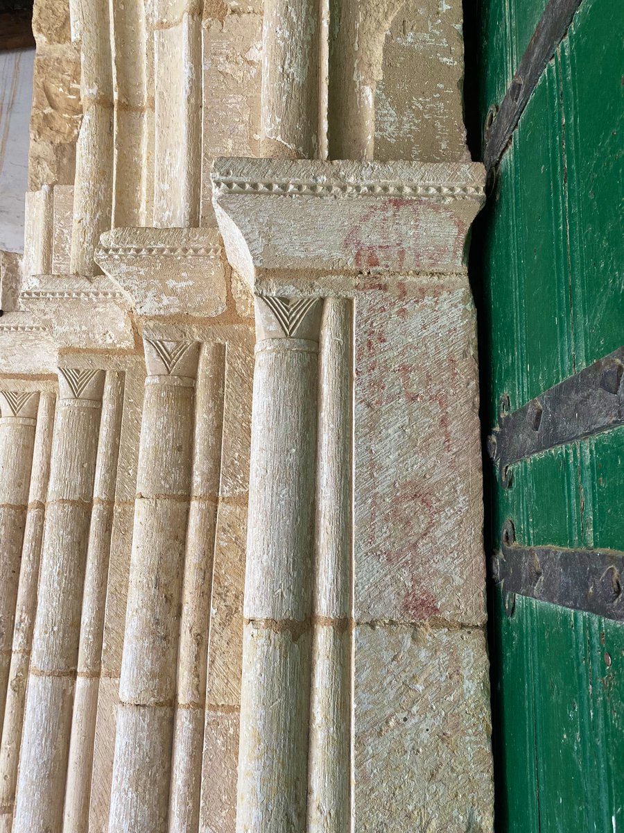AlavaMedieval's tweet photo. La iglesia de #Alaitza tiene una doble portada de los ss. XII-XIII. La que da entrada al templo tiene el característico ajedrezado jaqués y su parte superior fue destruida por la antigua casa cural. Además, podemos ver dos figuras antropomorfas: https://t.co/7FzqPAHpnI