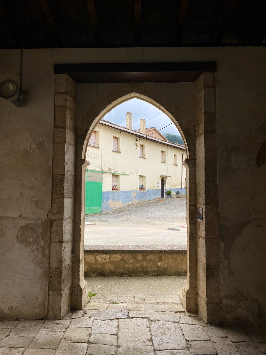 AlavaMedieval's tweet photo. La iglesia de #Alaitza tiene una doble portada de los ss. XII-XIII. La que da entrada al templo tiene el característico ajedrezado jaqués y su parte superior fue destruida por la antigua casa cural. Además, podemos ver dos figuras antropomorfas: https://t.co/7FzqPAHpnI