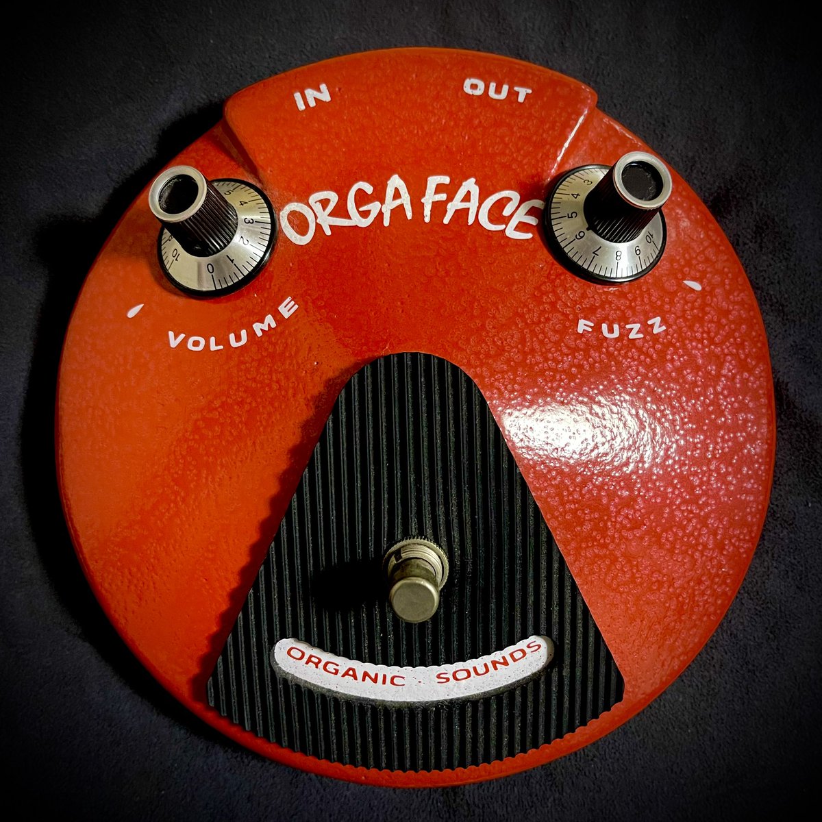 Paolo0823's tweet photo. 先日のスタジオでTHE VALVESのJEANさんに弾かせてもらった『ORGA FACE』にぶっ飛び自分も購入w JEANさんのとはゲルマニウムトランジスタの種類違いですが、こちらも轟音でエグい音です!ただしお高い。。。
#ORGAFACE #Organicsounds #FUZZ #ファズ #ファズ沼 #エフェクター #エレキギター https://t.co/LQMqJYptQZ