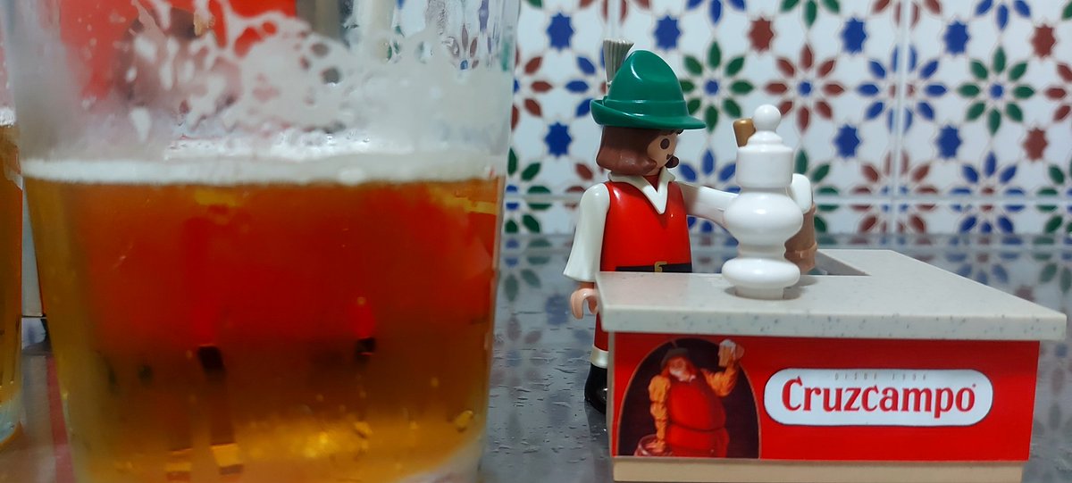 clickdelbar's tweet photo. Que me gustan unos azulejos sevillanos y una  tanque helado, siempre lo llamo tanque aunque ya sean pocos los lugares que así lo despachan. #ElClickdelatasca https://t.co/BDmP9tsQAj