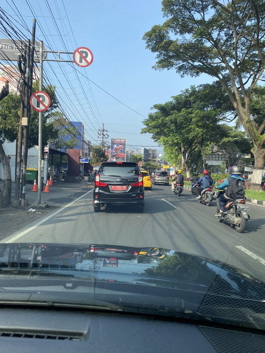 dewirakhma's tweet photo. @infomalang kira2 ada yg tau mobil ini siapa yg pake yaa?? Bisa minta tlg bantu dm saya bagi yg merasa… @PemkotMalang @PemkotMalang https://t.co/TRromYvtGU