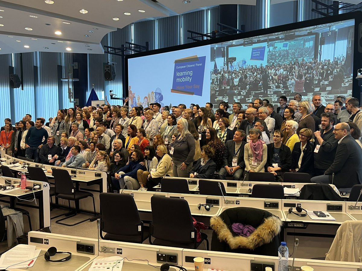 jblasgarcia's tweet photo. Cerramos la exposición de #Recomendaciones #learningmobilityeu con esta foto de familia.
Enhorabuena los + de 150 participantes por este ejercicio deliberativo y participativo.
Avanzando #democraciareal
@EU_Commission
Gracias por la organización de #press #GOPA_com @RenginArslan https://t.co/iMAu6rcEni