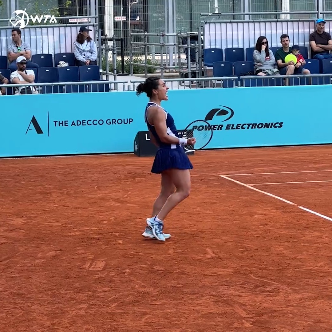 wta on Twitter "Into the last 16 on her favorite surface 🧱
