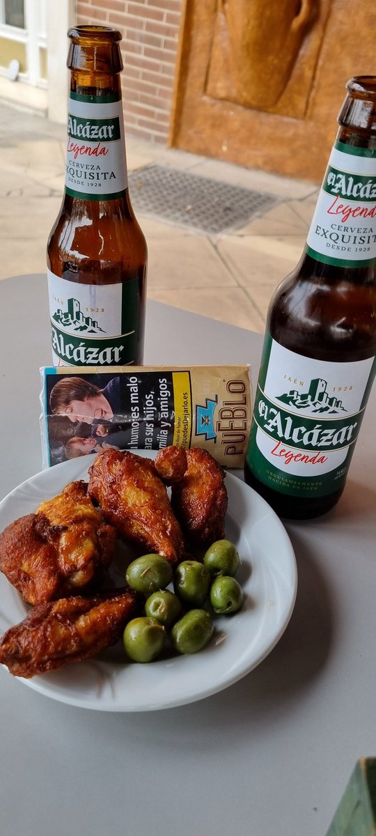 TapasJaen's tweet photo. Tapas de carne con tomate, alitas de pollo y montadito de panceta y queso. En Taberna El Parque del Bulevar. https://t.co/K5ENeTtBbf