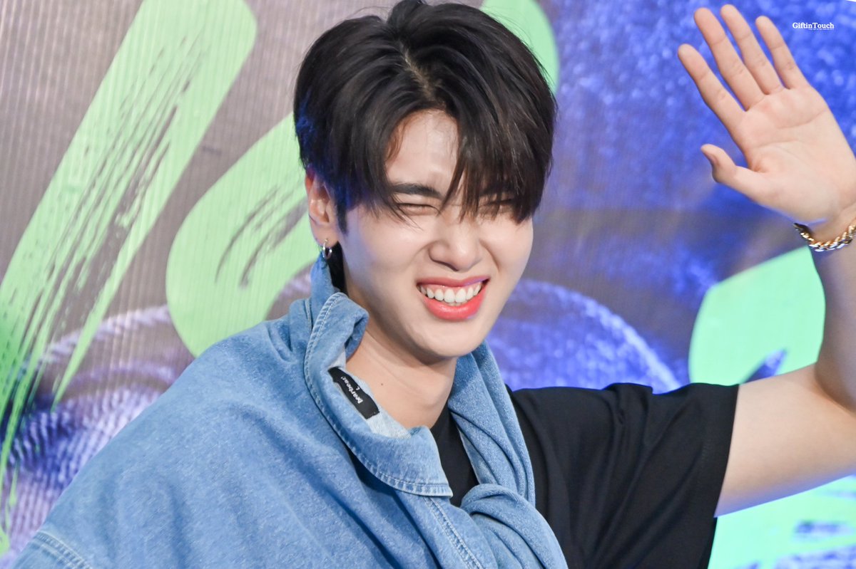 GiftinTouch's tweet photo. 230430 น้องดังเล่นเกมส์จ้องตาแพ้ทุกคนเลยอ่ะ 555 

#RBSBearbearyxDunk
@dunknatachai #dunknatachai https://t.co/UmVAHnBE8b