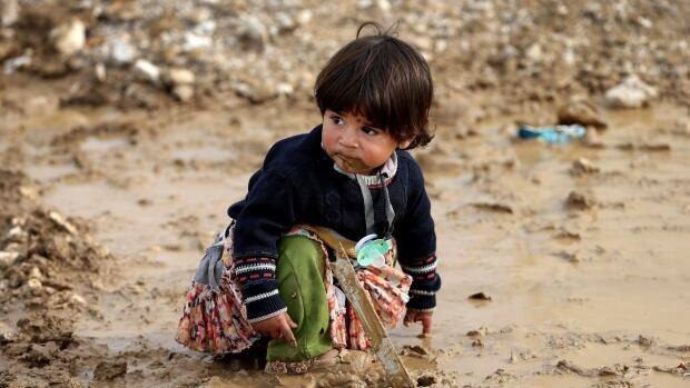 Sevinchxon23's tweet photo. #ibrat
Suriyalik bolakayni imomga bergan savoli:

- Saharlik va iftorlik qilgani na suvimiz, na ovqatimiz bor.Niyat qilib ro’za tutyapmiz,bizni tutgan ro’zamiz qabul bo’ladimi? 
-........ 
- Gapirsangizchi qabul bo’ladimi yo’qmi ? 
- Imom yum-yum yig’ladi, ammo javob berolmadi... https://t.co/kqJnfsoaEC