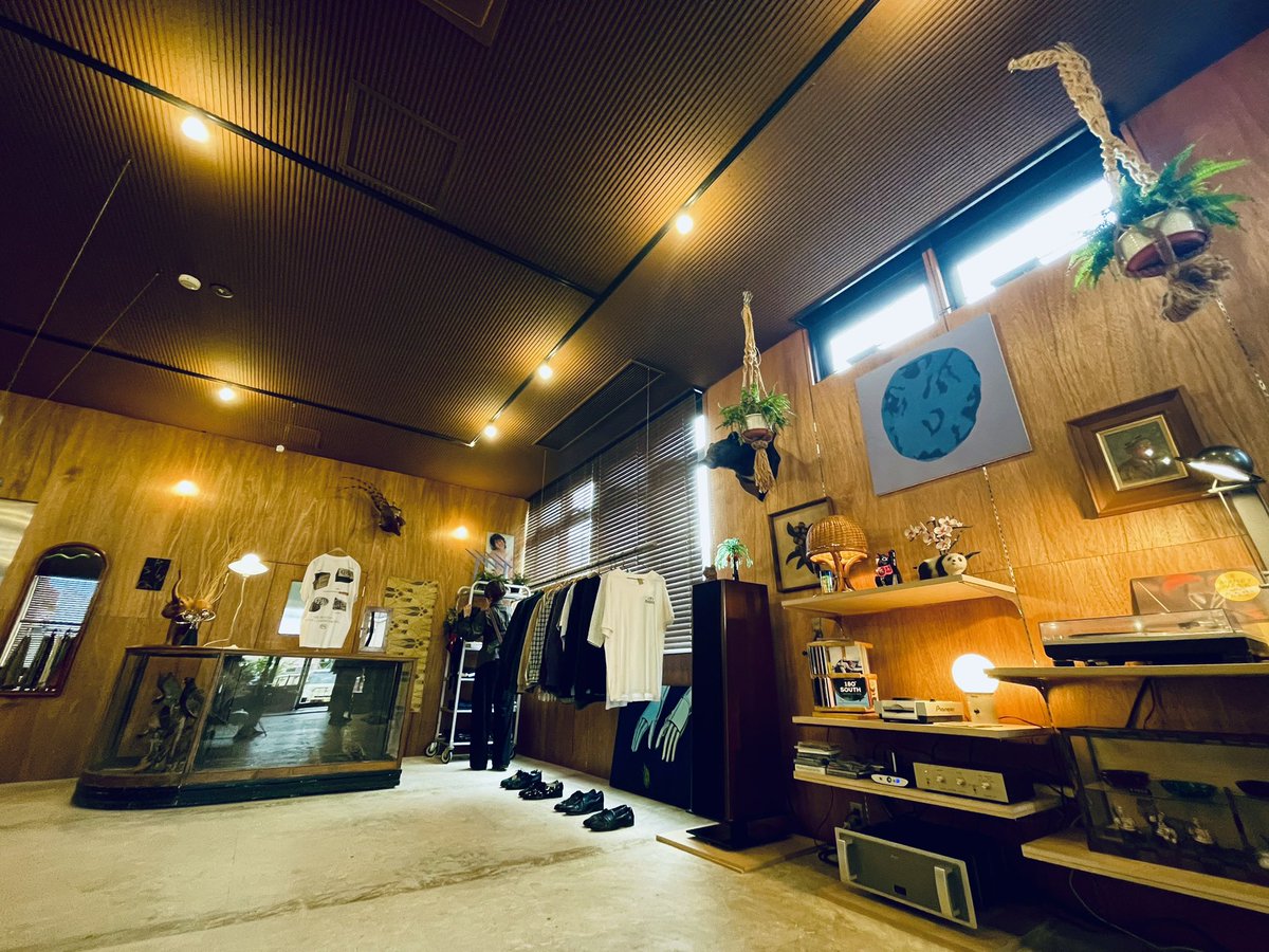dai_isomi's tweet photo. 季節ごとの恒例、古着屋ツアーで群馬へ。普段使いの服の半数はここで買うと言っても過言ではない大好きな古着屋、#ドミツネ さんは渋川に引っ越ししてより広く、素敵に。これで夏まで過ごせる。 https://t.co/YLfY5s4ExP
