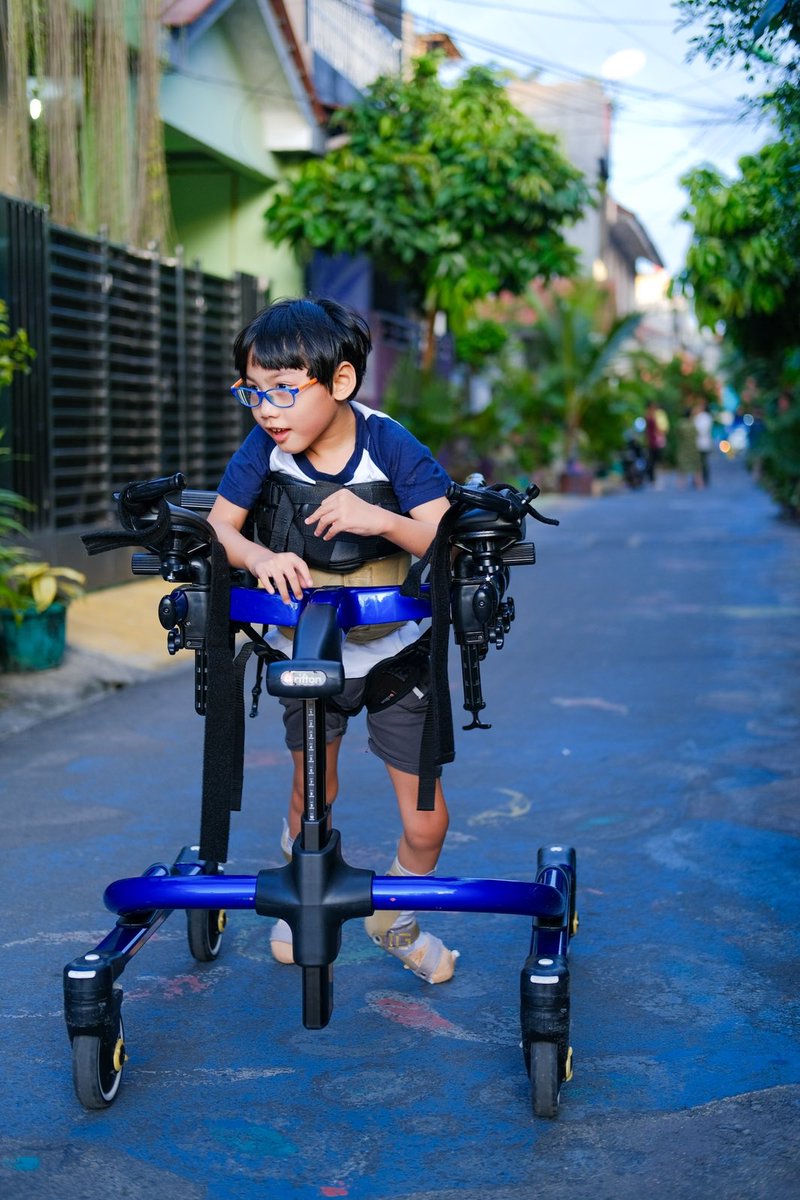 Pencapaian terbaik selama kerja setelah hiatus abis lahirin si bujang ini. Beli walker buat doi seharga Vespa Primavera. Mulai dari buka OLshop, freelancer di agency, sampe semua gaji awal jd full time career mom ga gw pegang. Kumpulin teros ampe kebeli. So proud of myself ☺️