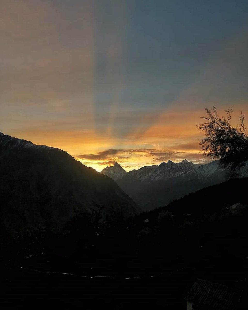 vivek_pandey25's tweet photo. अलौकिक

Nanda Devi https://t.co/snCNZB64Rw