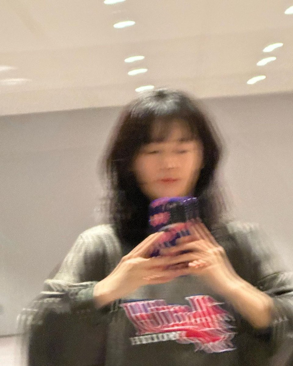 giselchandesu's tweet photo. Trying to blend in to the Gen-Z with blurry photo 👀 https://t.co/jwOG7Ub3ft