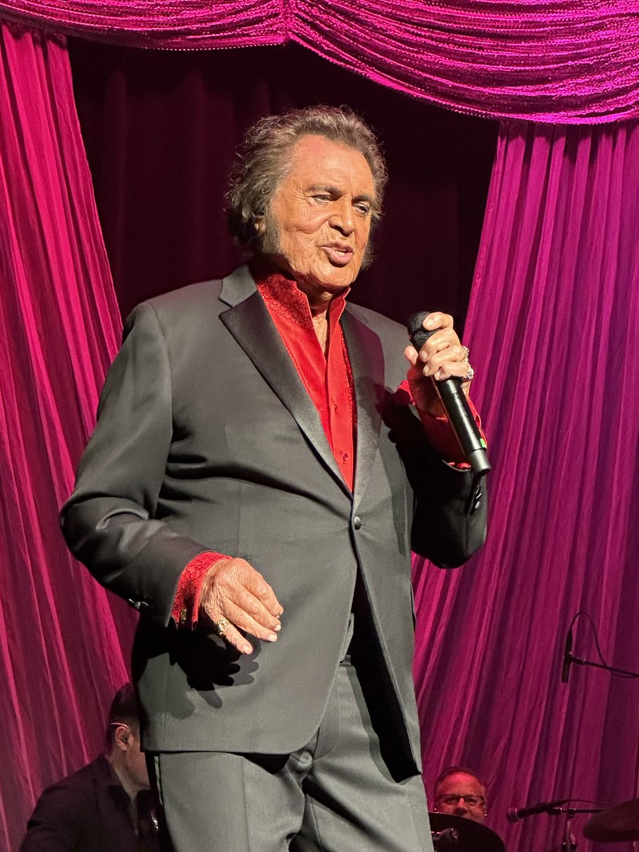 SandyPheils's tweet photo. ⁦⁦@ehumperdinck⁩ 

What an outstanding and sold out show at the Rialto Theatre in Joliet, Illinois Thursday night!! You are a living legend and truly amazing!❤️🥰 https://t.co/H49hBgqItO
