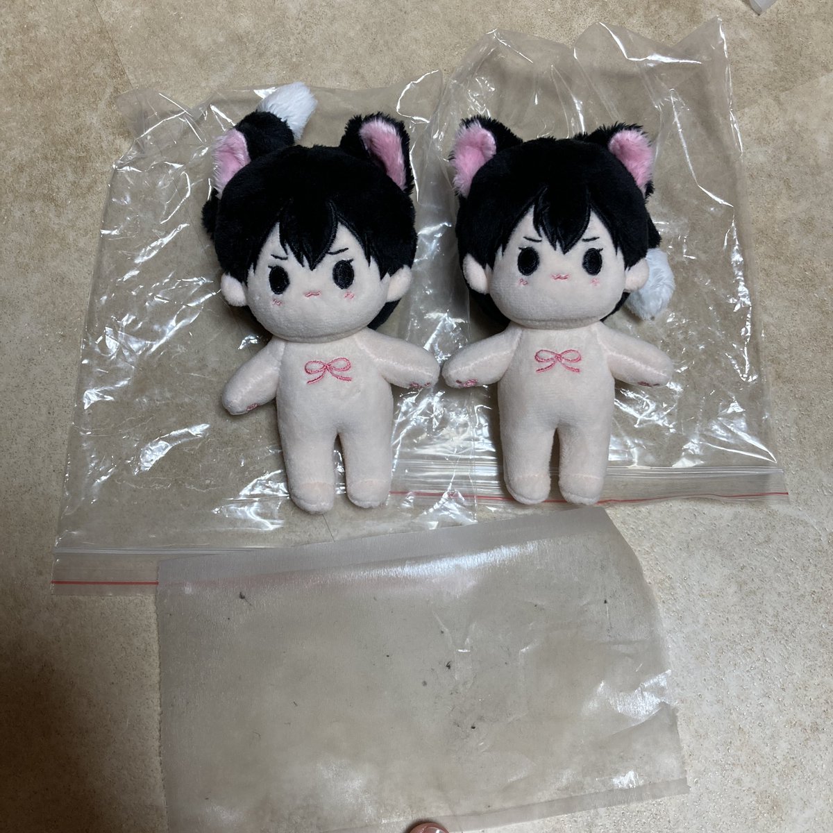 SOM_kiyo8909's tweet photo. 🛁꼬질이 콩콩유진이 빨래하는 타래....🛁
준비물: 울샴푸, 리스토어, 돌돌이, 수건, 치간칫솔 등

1. 꼬질이들을 준비해줍니다.
2. 일단 테이프클리너로 먼지를 제거해줍니다!! 인형이 작으니 한 장 떼어서 목 밑, 겨드랑이 등등 꼼꼼히 떼어주세요. 생각보다 먼지가 많이 나온답니다. https://t.co/9QPTe8OG2M