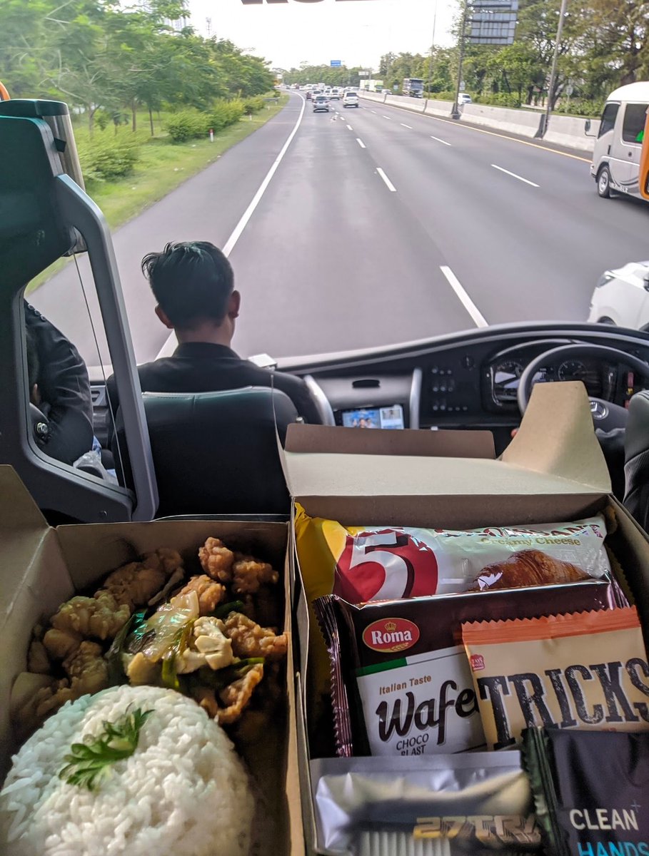artonanda's tweet photo. @BisKota_ @traveloka Nyenyaknya bobok di seat double legrest, makan 2x, snack berlimpah, dan sat-setnya driver handal bus ini bikin pengalaman naik 27Trans jadi momen ngebis terseru! Istimewa polll! Next time pengen banget nyoba pelayanan top notch dari bus Indorent #RAYAkanYourWay @traveloka https://t.co/UbbJDXKgQC