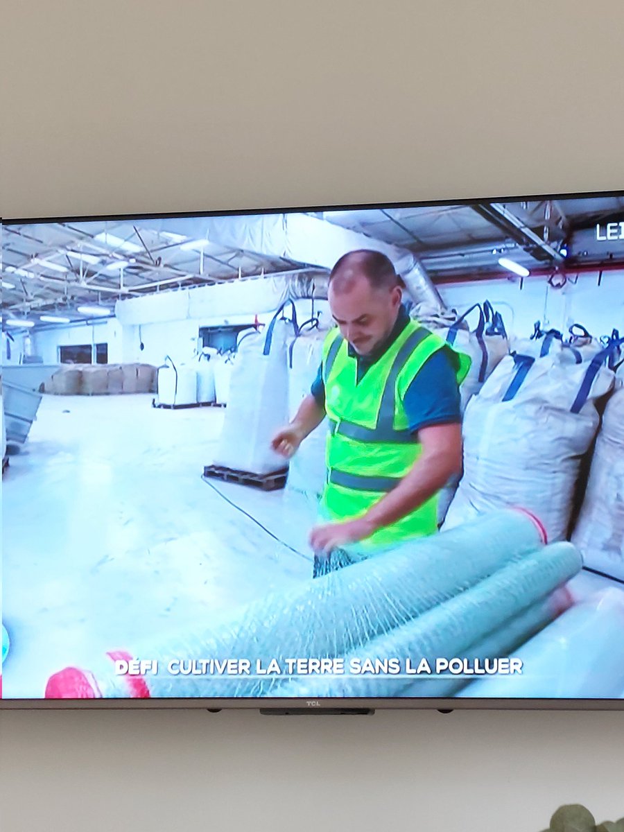 MaximeMartret's tweet photo. Reportage JT de TF1 sur le recyclage des plastiques : "80 % des plastiques utilisés dans l'agriculture sont recyclés soit 3 fois plus que les poubelles jaunes des particuliers" @adivalor https://t.co/yXqOpGuXnk