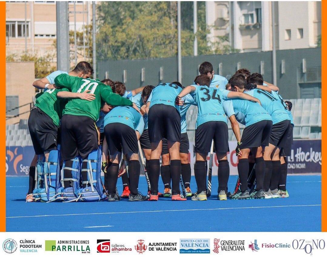 ¡Objetivo conseguido! Nuestro equipo masculino seguirá un año más en DHB 🏑 👏🏻👏🏻👏🏻👏🏻
¡Enhorabuena jugadores y técnicos! Y, gracias, como siempre, a todos los patrocinadores: sería imposible sin vosotros 🫶
<a href="/comunitatesport/">Comunitat de l'Esport</a> <a href="/FTA_CV/">Fundación Trinidad Alfonso</a> <a href="/rfe_hockey/">Hockey España</a> <a href="/FHCV/">FHCV Hockey</a>