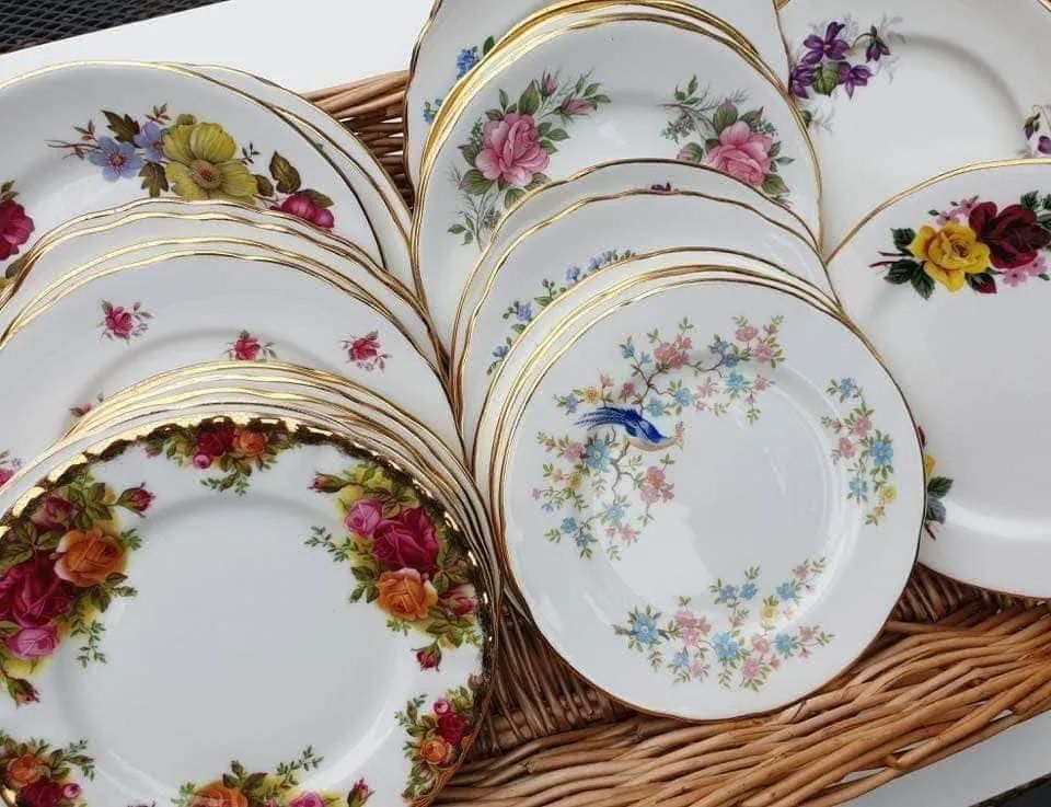 Busy day ahead sorting plates ready for a weekend of afternoon teas &amp; coronation lunches 😍
#vintagechina #vintageplates #china #chinahirewokingham #chinahireberkshire #teaparty #teaparties #afternoontea #gardenparty #plate #plates #royalalbert #vinta… instagr.am/p/CrqDUiWN8EC/