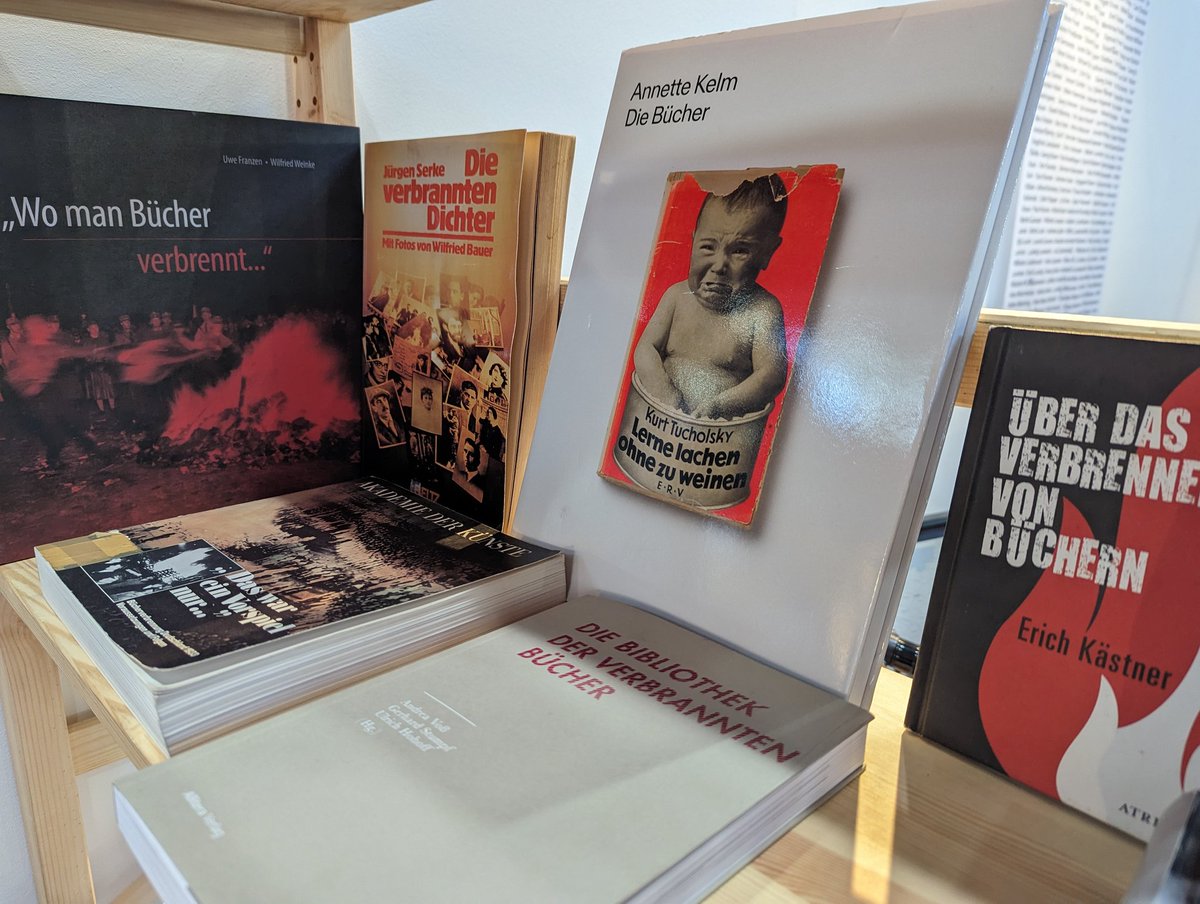 VerbrannteOrte's tweet photo. Liebe Verlage, wenn ihr nicht alles mit zurück schleppen wollt: Wir freuen uns über Buchspenden aus dem Bereich Nationalsozialismus für unsere Projektbibliothek. Halle 2 B502/A507 #Bücherverbrennung #Verlagegegenrechts #verlag #buchmesse #lbm23 #Erinnern https://t.co/ZINNIsIzUy