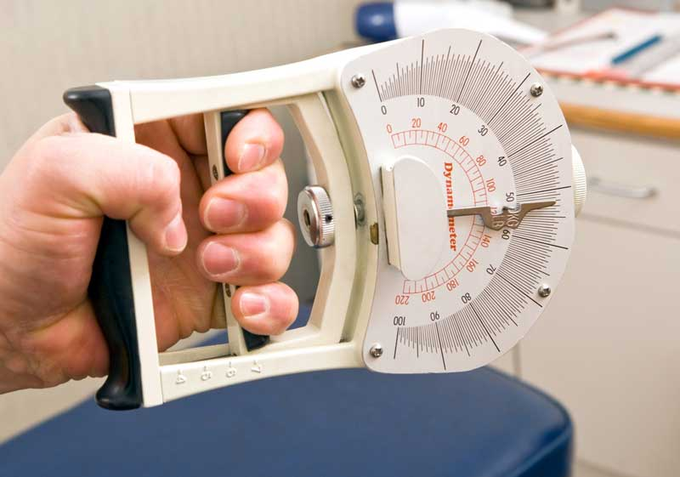 Asociaciones entre la fuerza de agarre y el riesgo de demencia, la cognición y los resultados de neuroimagen. Aumentar la fuerza muscular en adultos de mediana edad puede contribuir a la salud cerebral neurocognitiva. intramed.net/101685