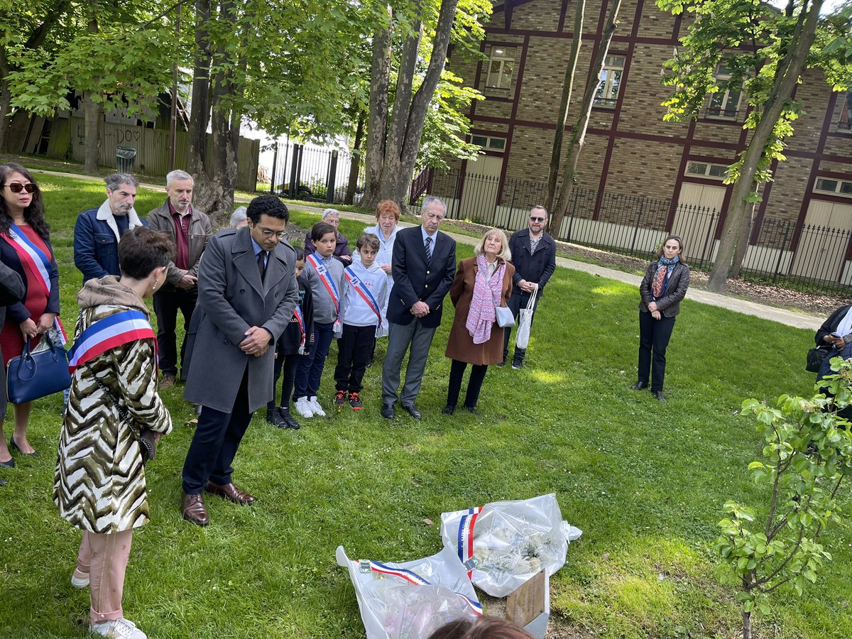 m_szerman's tweet photo. 🙏🏻 Merci cher ami @JulienKaram3 , Conseiller Municipal de Joinville-le-Pont pour son invitation à la cérémonie commémorative de la journée nationale du souvenir des victimes et héros de la déportation au cimetière communal et pour l’hommage aux enfants joinvillais déportés devant la plaque en leur mémoire sur l'Ile Fanac. 🕯️🇫🇷