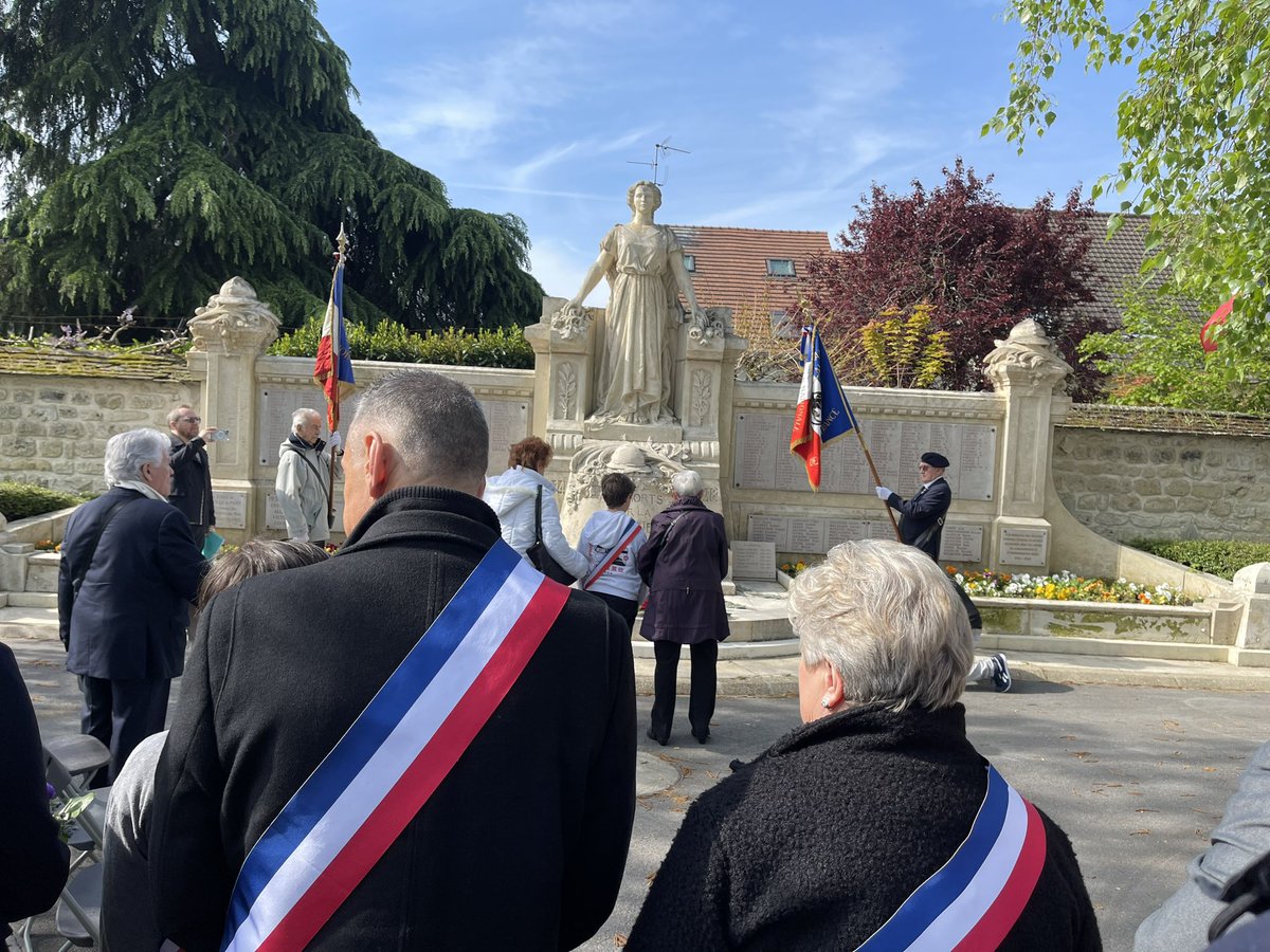 m_szerman's tweet photo. 🙏🏻 Merci cher ami @JulienKaram3 , Conseiller Municipal de Joinville-le-Pont pour son invitation à la cérémonie commémorative de la journée nationale du souvenir des victimes et héros de la déportation au cimetière communal et pour l’hommage aux enfants joinvillais déportés devant la plaque en leur mémoire sur l'Ile Fanac. 🕯️🇫🇷