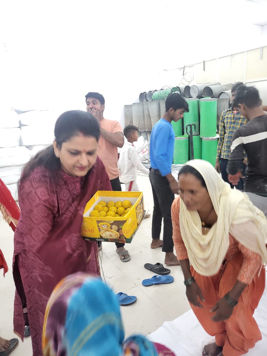 UrvashiGoel15's tweet photo. मन की बात के 100 एपिसोड  होने पर खुशी मनाते और मिठाई बांटते हुए महामंत्री महिला मोर्चा जिला पानीपत #MannKiBaat100 https://t.co/3sxF52ocWo