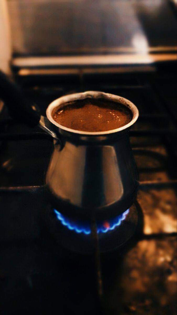 - سلاماً على من لا يطيب مزاجهم إلا بشرب القهوه ☕🤎