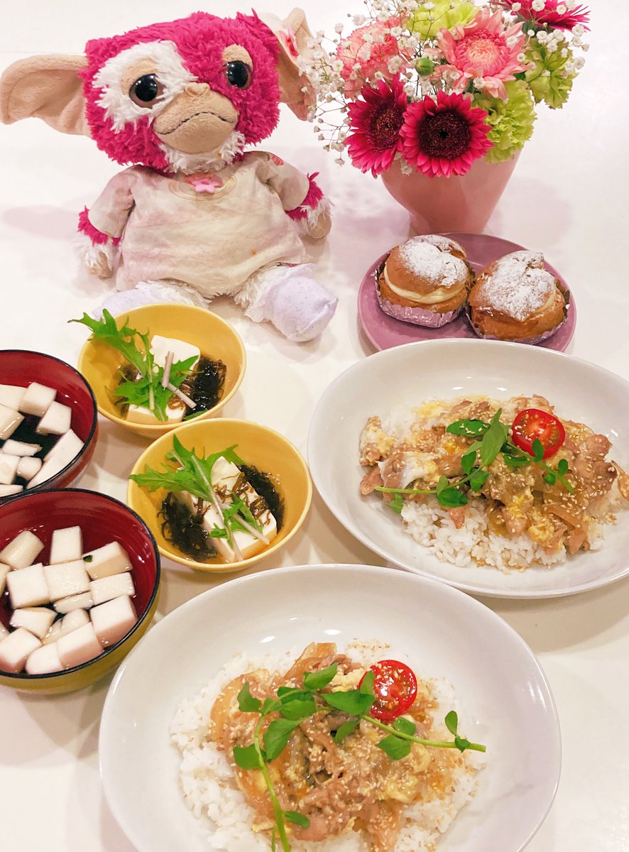 🟠夕食🟠23.4.30日曜日 娘のリクエストメニュー✨ ○優しい味の鶏親子丼🍅🥬 ○はんぺん若芽お吸い物 ○もずく酢豆腐🥬 ○ケーキ屋さんシュークリームお家ごはん