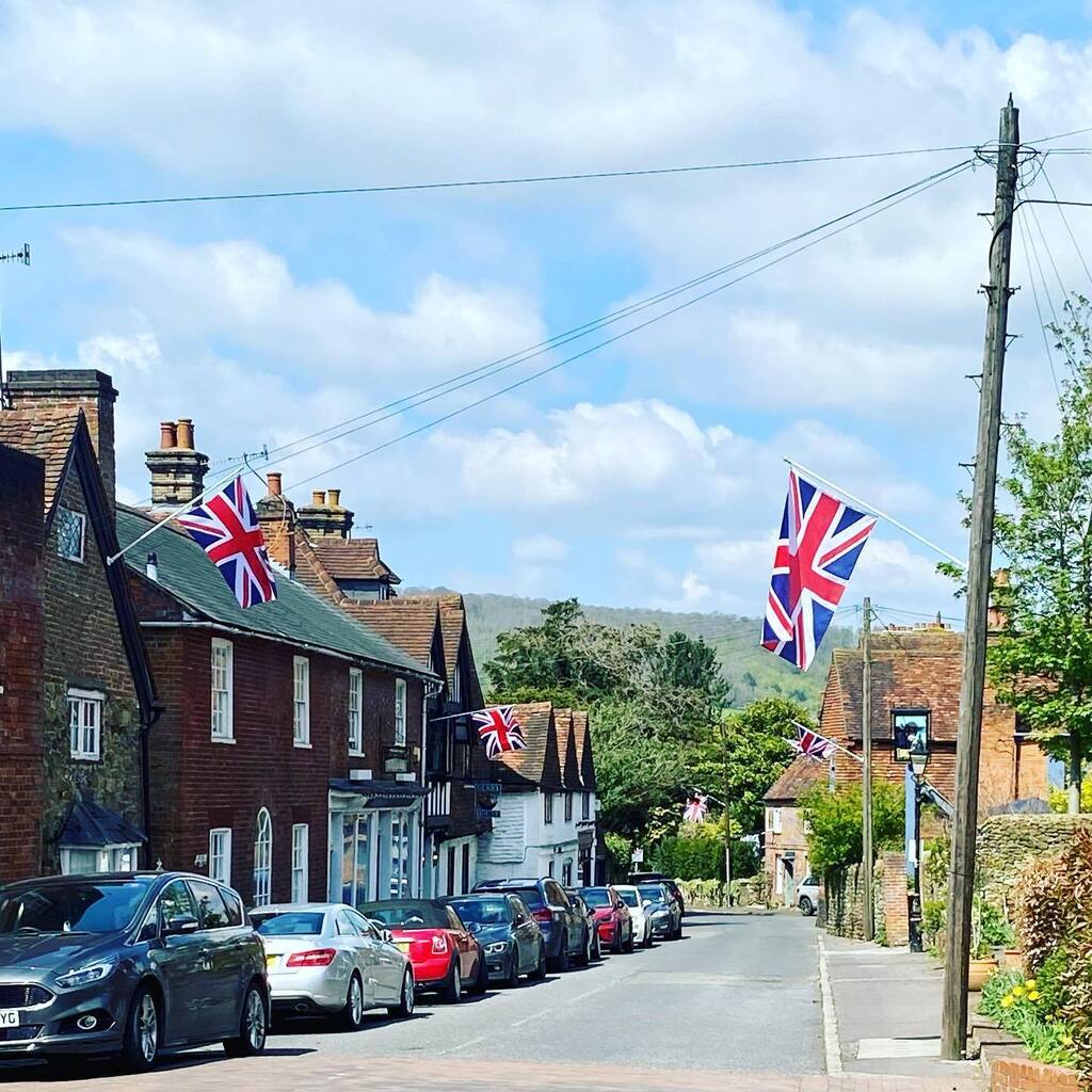 TheWordBirdSM's tweet photo. The flags are out in Limpsfield… 🇬🇧 https://t.co/SeZU7HsiQ9 https://t.co/GX49eQTK57