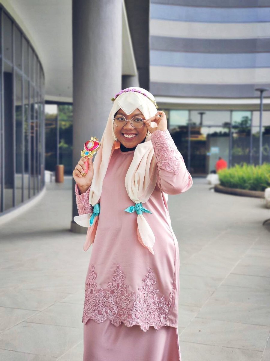 MeikoNikita18's tweet photo. My first try hijab cosplay as Trinity Glassfille (baju kurung version) from BlazBlue series at Anime Fest+ 2023
@ArcSystemWorksU
#BLAZBLUE #trinityglassfille #ブレイザーズ #hijapcosplay https://t.co/mluxicrnDr