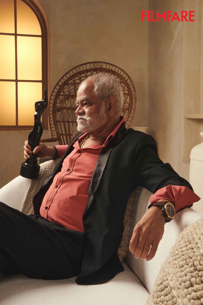 Most deserving!🌟

#SanjayMishra poses with his trophy for Best Actor Critics' for #Vadh at the 68th #HyundaiFilmfareAwards2023 with #MaharashtraTourism.

📸: Kunal Gupta