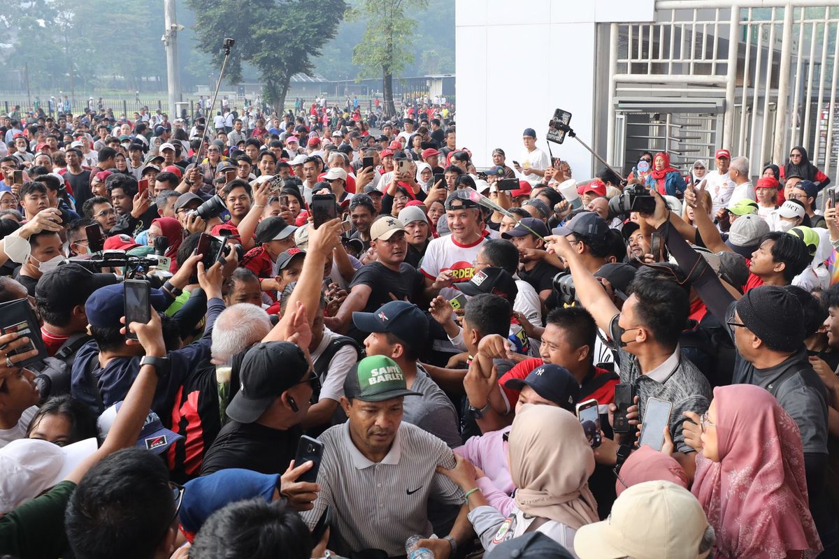 Malika6027's tweet photo. PARAH !! acara jogging ganjar di GBK dibongkar netizen, ga serame di photo2nya ternyatabsepi hanya editan kamera...
Logika waras kita belum jadi presiden ajh udah maen tipu2 dan pencitraan, seperti junjungannya hanya bisa pencitraan dan hutang. https://t.co/v6tCEgIDr7