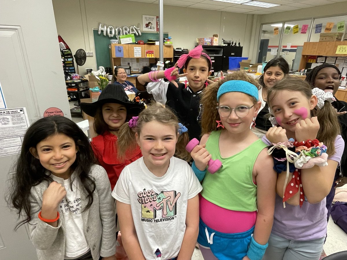 Retro Day @ PE. #totally rad 🙌 <a href="/TVDSB/">Thames Valley DSB</a> @RAndrewCanham